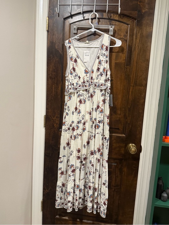 Max Studio Dresses & Skirts - NEW WITH TAGSWomen’s Cream Floral Maxi Dress - Sleeveless V-Neck